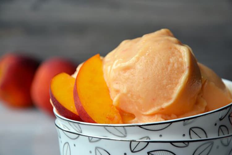 Easy-Healthy-Peach-Frozen-Yogurt-recipe