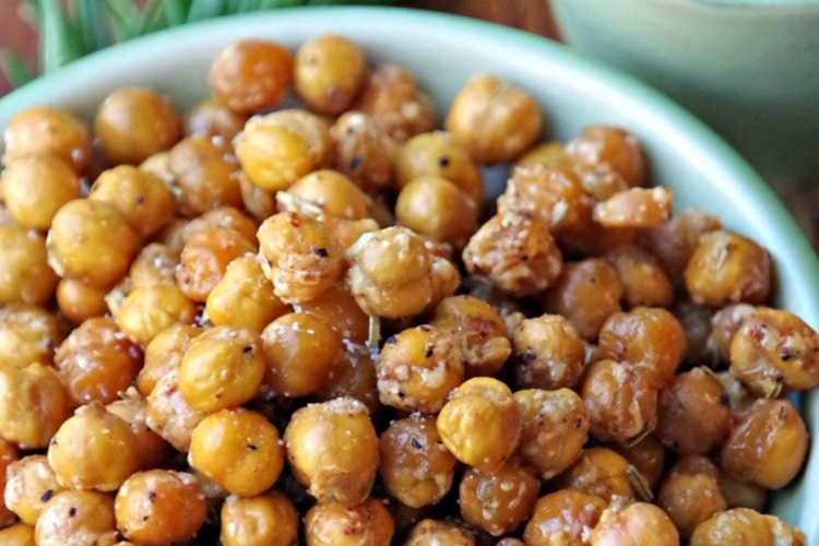 Spicy-Roasted-Chickpeas-Snack-Recipe-with-Rosemary-and-Garlic-make-a-great-high-protein-snack
