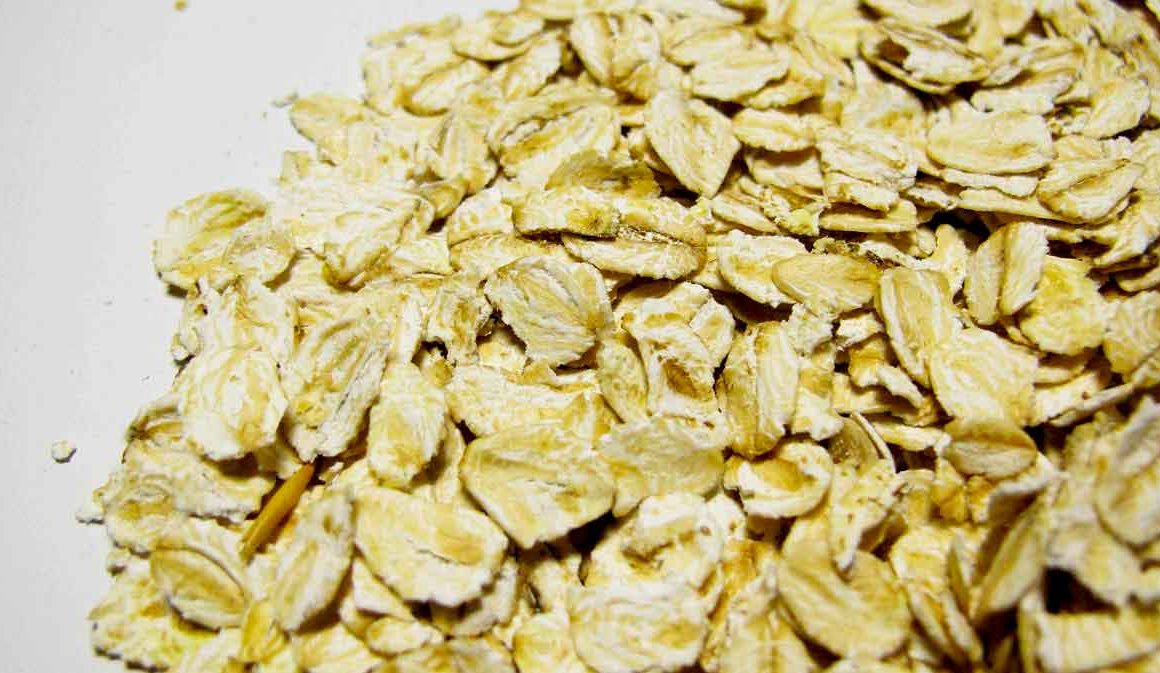 Dry oat flakes