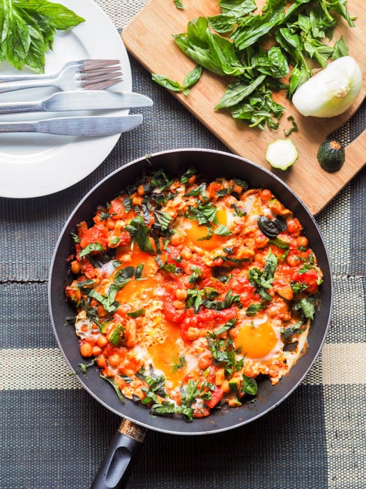 Shakshuka with Eggs, Tomatoes, and Chickpeas 